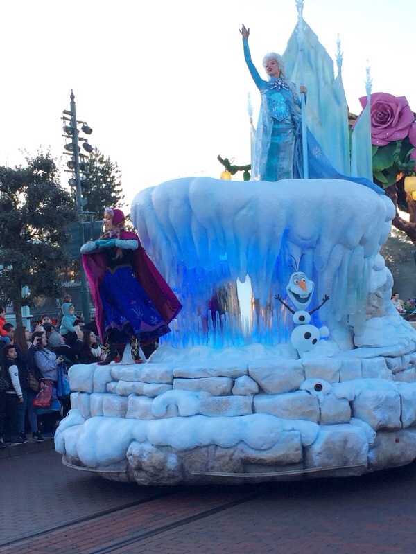 Anna Elsa Olaf on the Frozen Parade Float at Disneyland Paris