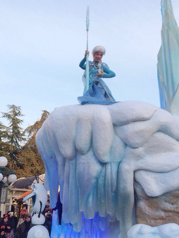 Anna Elsa Olaf on the Frozen Parade Float at Disneyland Paris