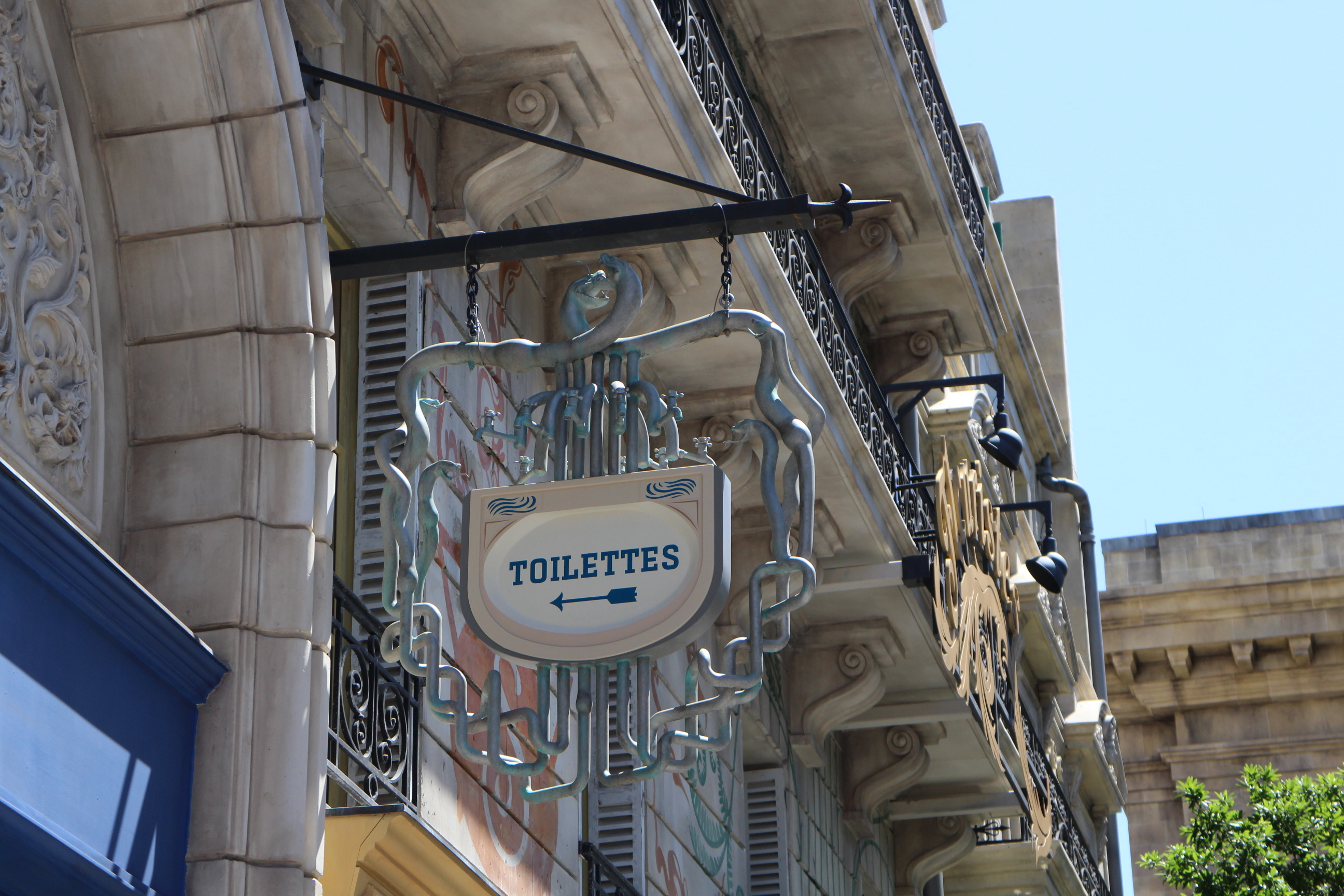 A toilettes sign in the Wizarding World Epic Universe land.